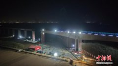 大吨位“高铁跨高铁” 河南平漯周高铁近万吨“巨梁”成功转体